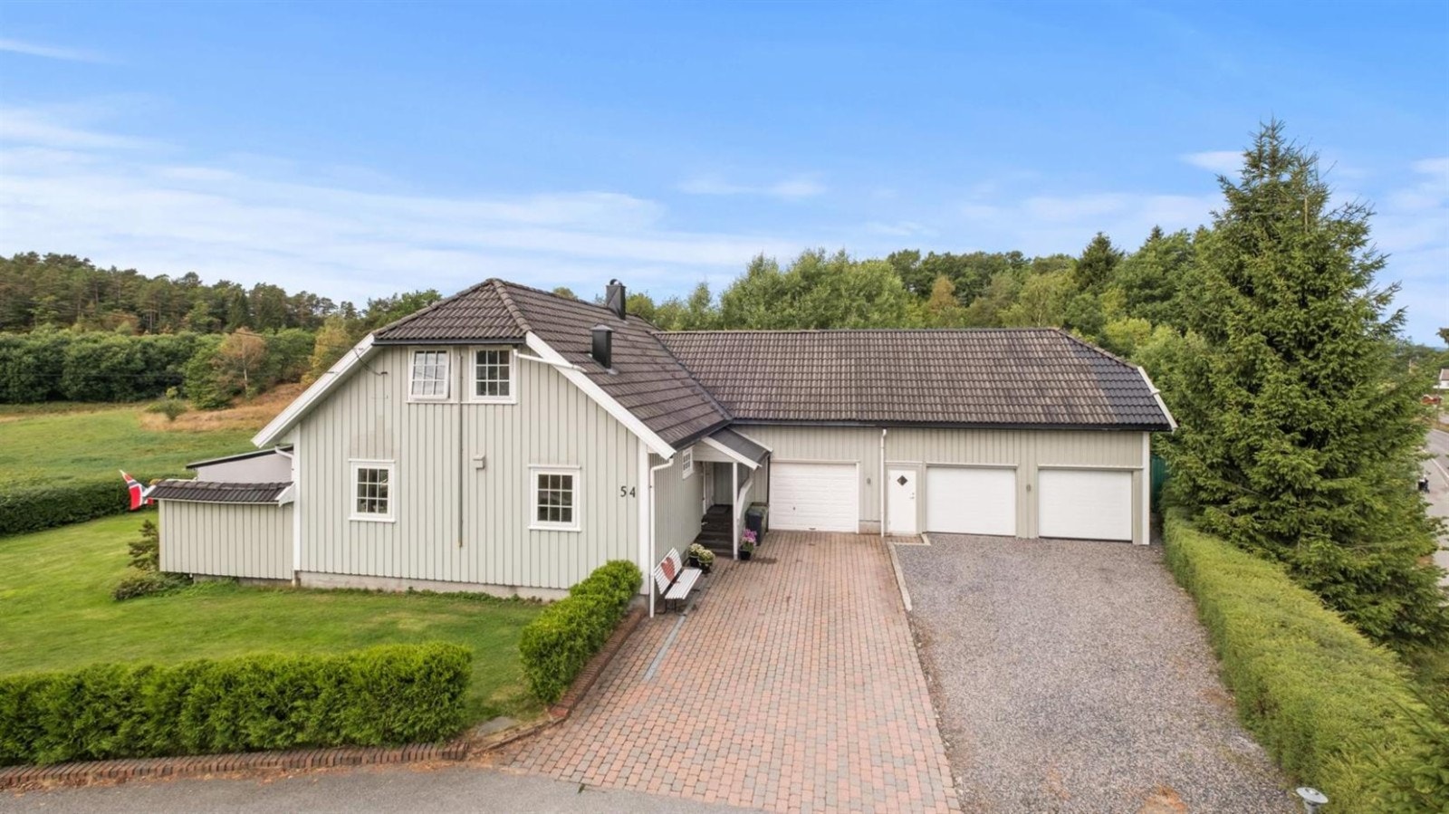 Gårdsplassen er steinlagt og dels gruset. Her er det garasjeplass til 3 bilder. Galleribilde