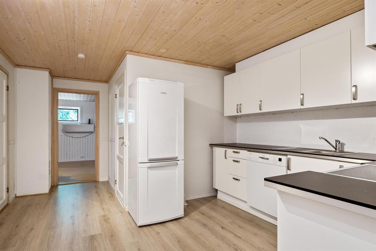 Kjøkken underetsje har innredning fra 2012 med glatte fronter og laminat benkeplate. Galleribilde