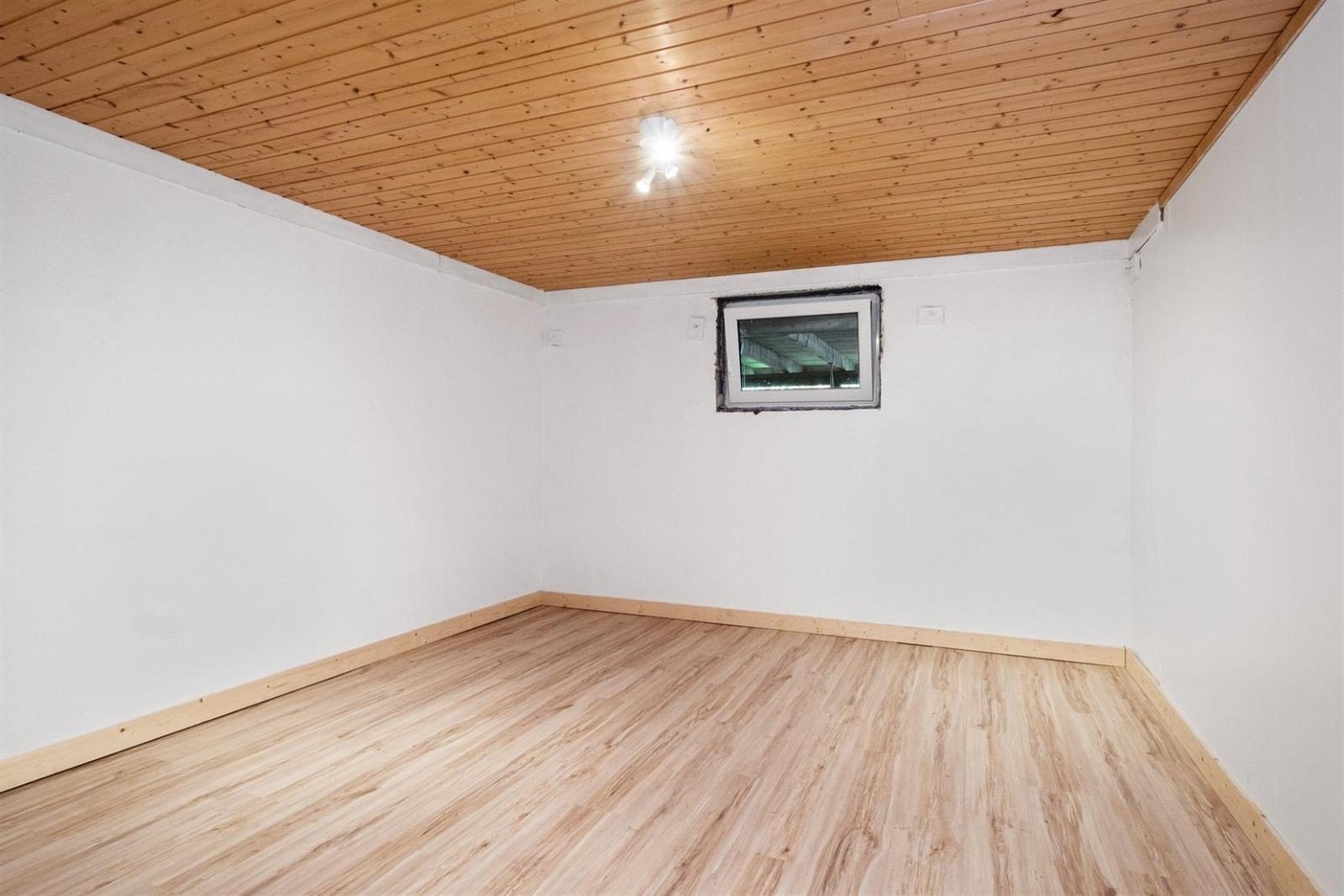 Disponibelt rom/soverom underetasje. Galleribilde