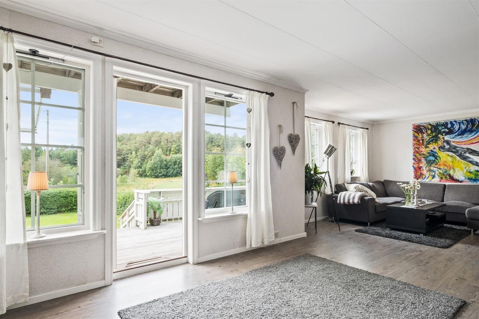 Fra stuen er det utgang til hagevendt terrasse. Galleribilde