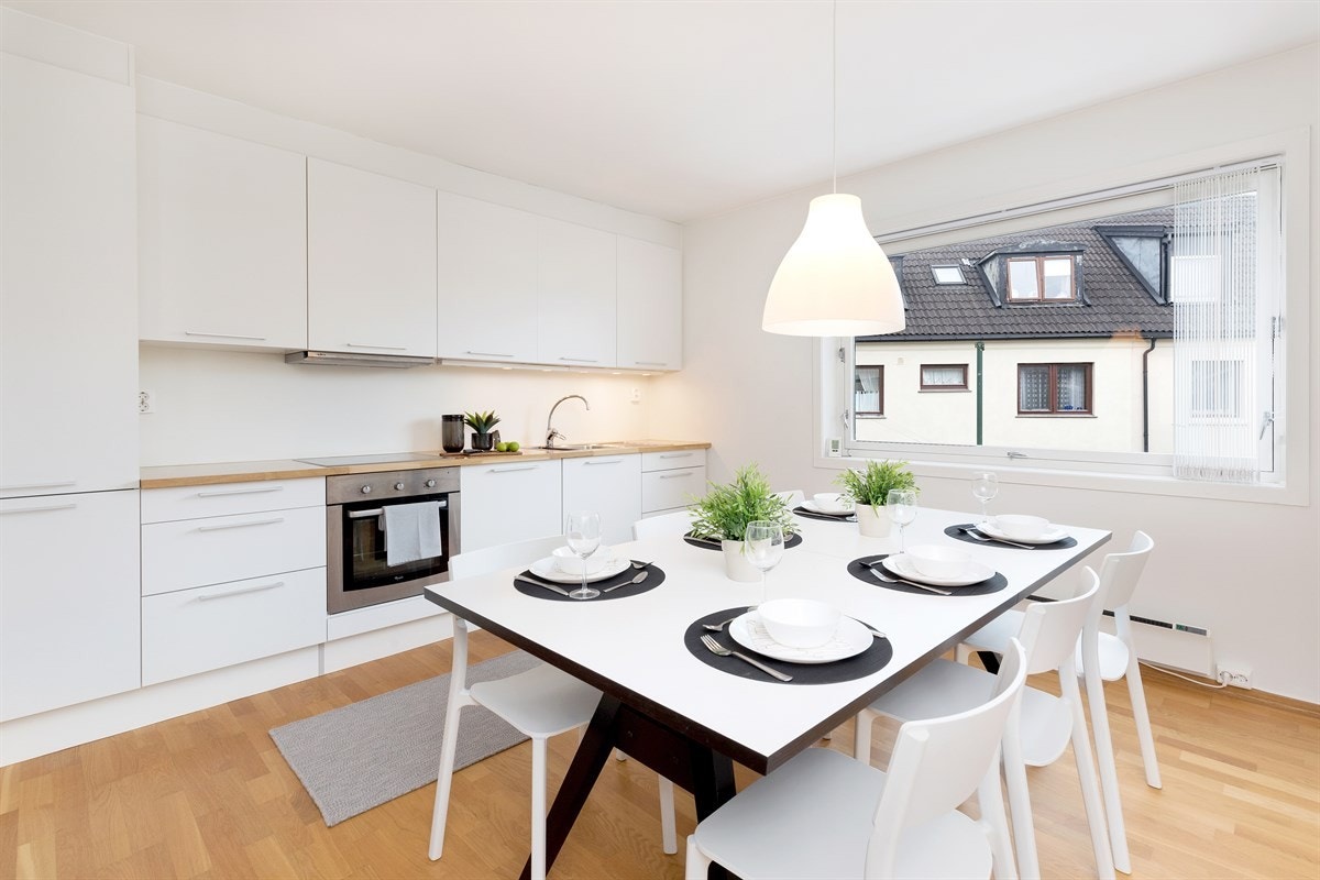 Lekkert kjøkken med hvite fronter Galleribilde