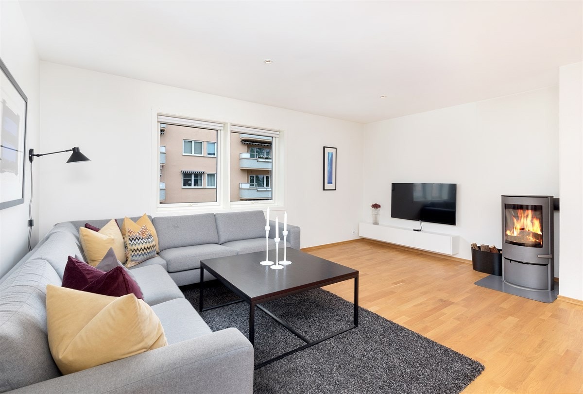 Lys og fin stue med parkettgulv og downlights Galleribilde