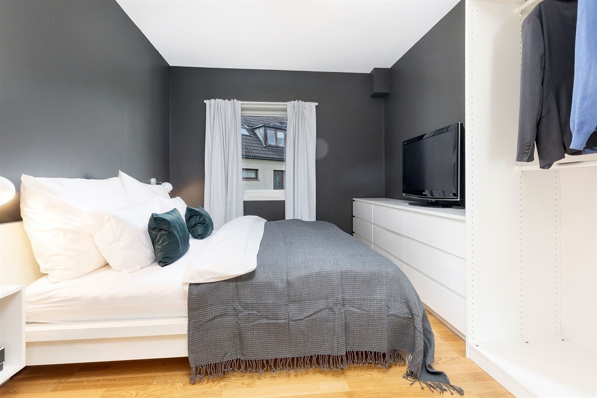 Soverom 1 med god plass til dobbeltseng og klesskap Galleribilde