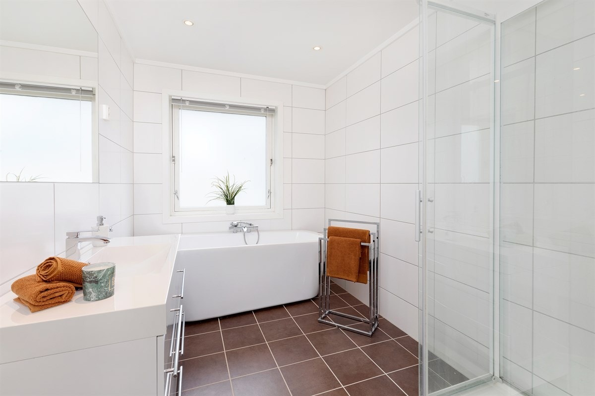 Badet har både dusjkabinett og badekar Galleribilde