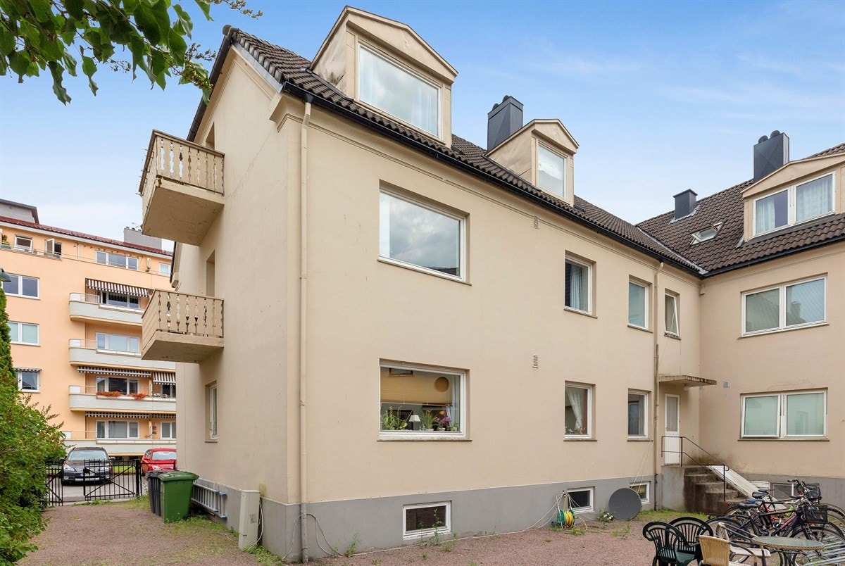 Fasade - Bakside Galleribilde