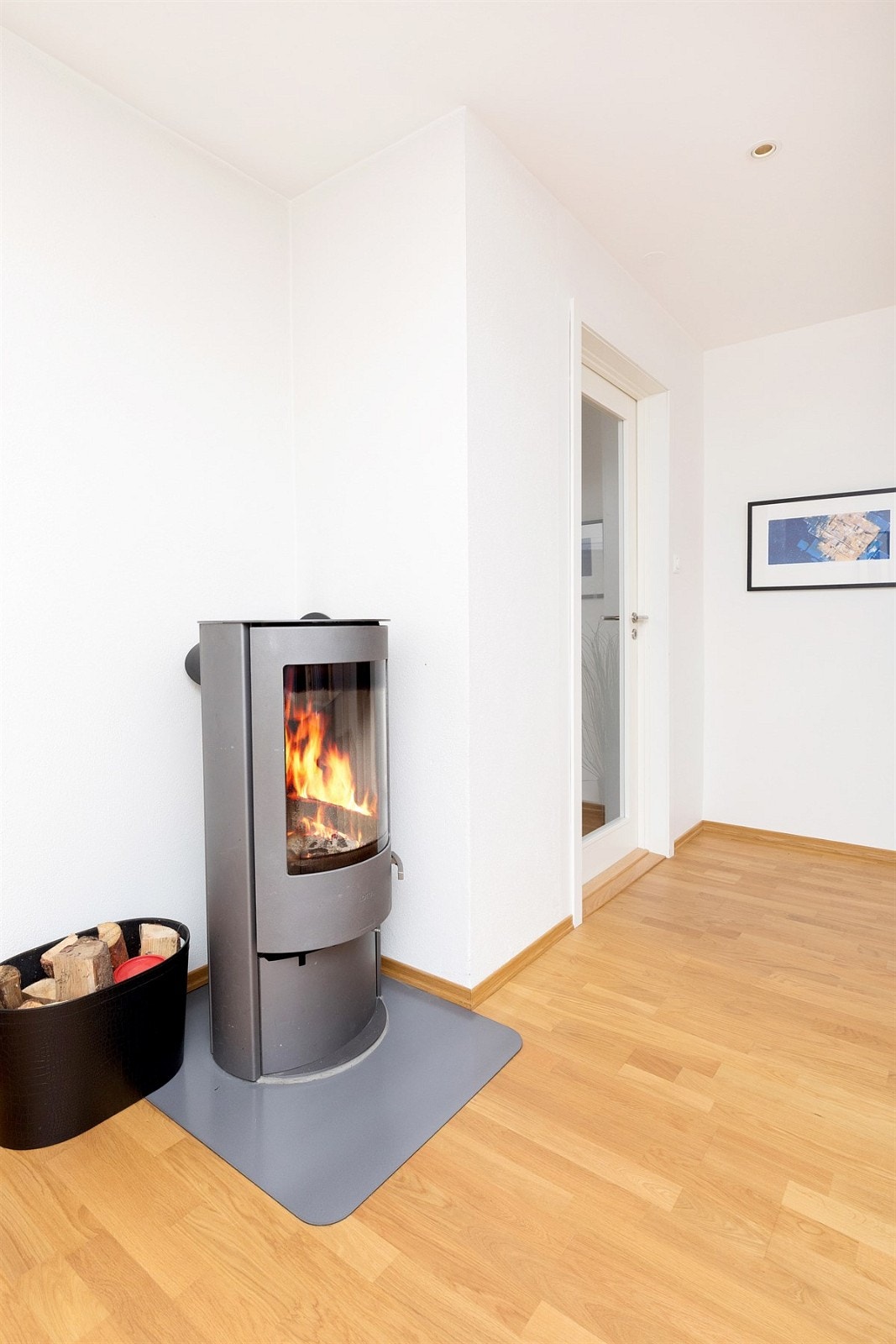 Peisovn i stue som gir godt med varme i leiligheten på kalde vinterdager Galleribilde