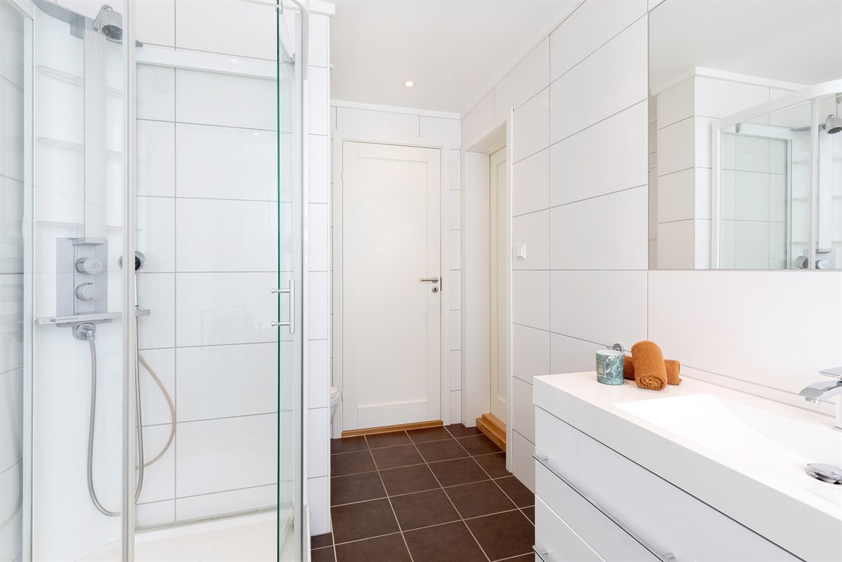 Lekkert flislagt bad med varmekabler i gulv Galleribilde