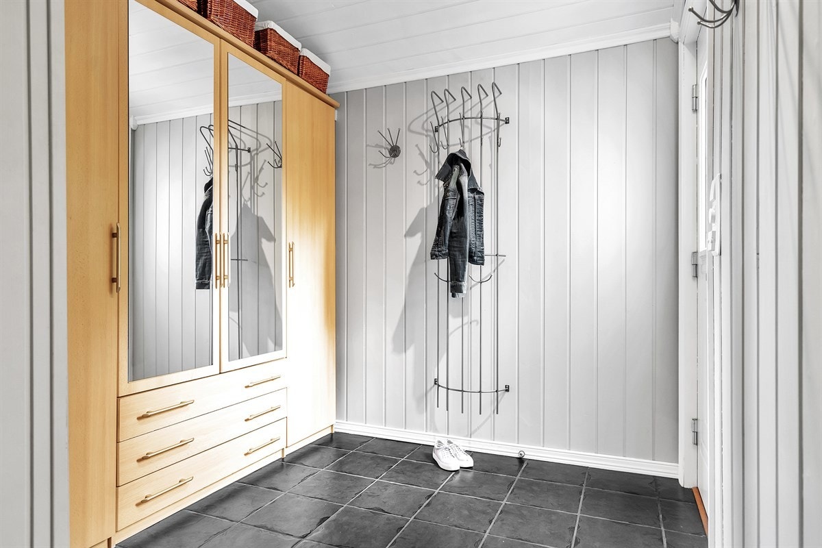 Velkommen inn. God garderobeplass i inngangsparti Galleribilde