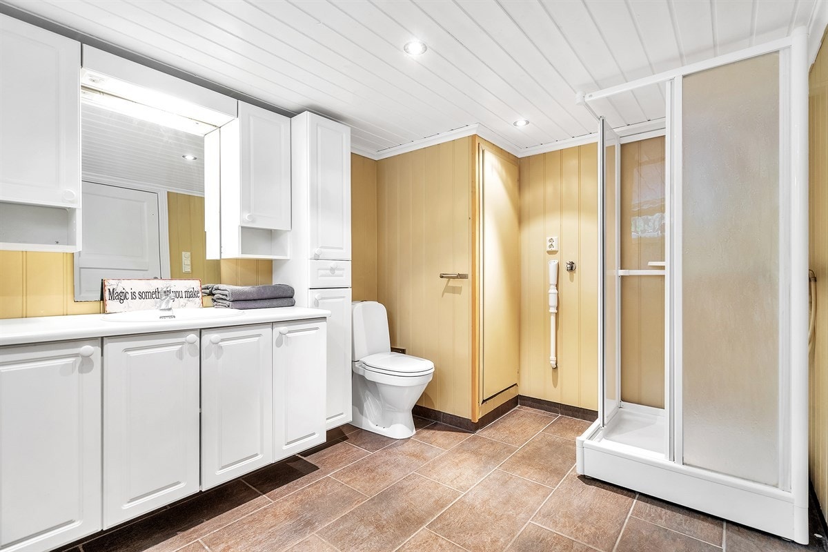 Komplett dusjbad i kjelleren også. Opplegg for vaskemaskin på begge badene. Galleribilde