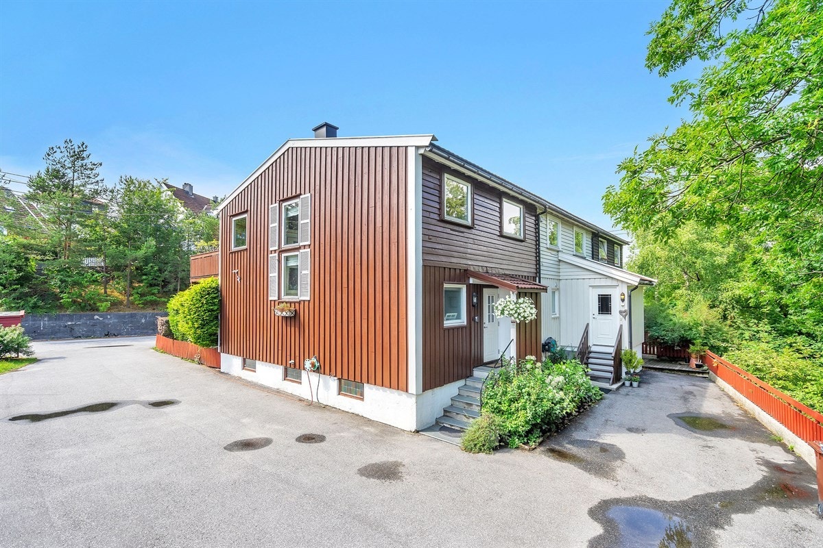 Vågsbygd / Auglandsbukta - Innholdsrikt rekkehus med sentral beliggenhet. Garasje. Fin standard - Exbo v/eiendomsmegler Terje Skaara Galleribilde