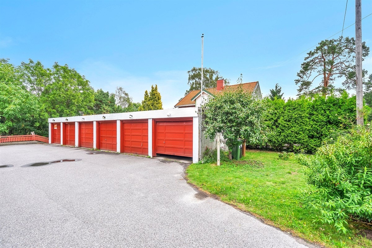 Garasjen ligger rett ved boligen. Galleribilde