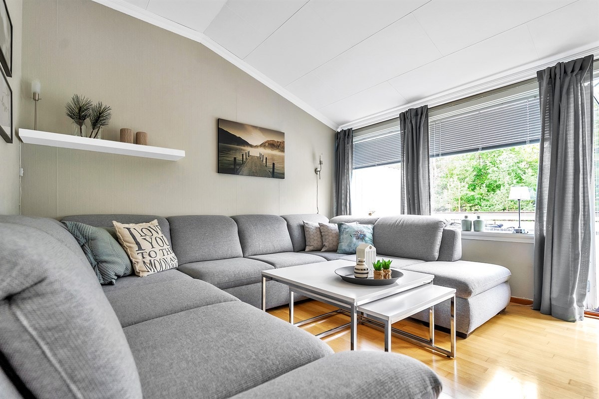 Vågsbygd / Auglandsbukta - Innholdsrikt rekkehus med sentral beliggenhet. Garasje. Fin standard - Exbo v/eiendomsmegler Terje Skaara Galleribilde