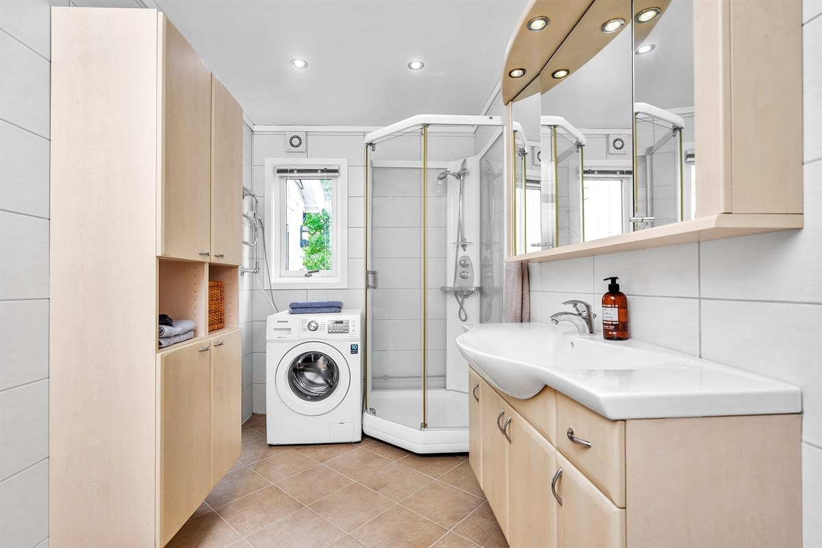 Pent bad i 1. etg som ble pusset opp for noen år siden. Galleribilde