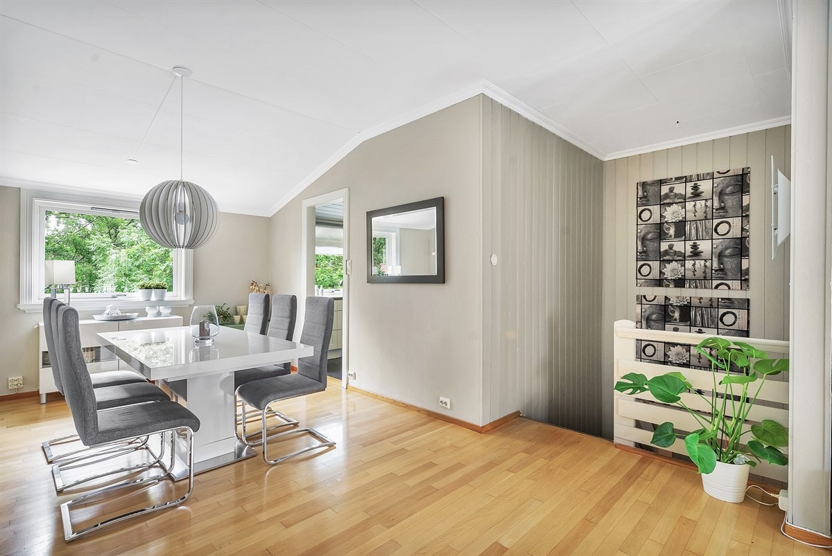 Vågsbygd / Auglandsbukta - Innholdsrikt rekkehus med sentral beliggenhet. Garasje. Fin standard - Exbo v/eiendomsmegler Terje Skaara Galleribilde