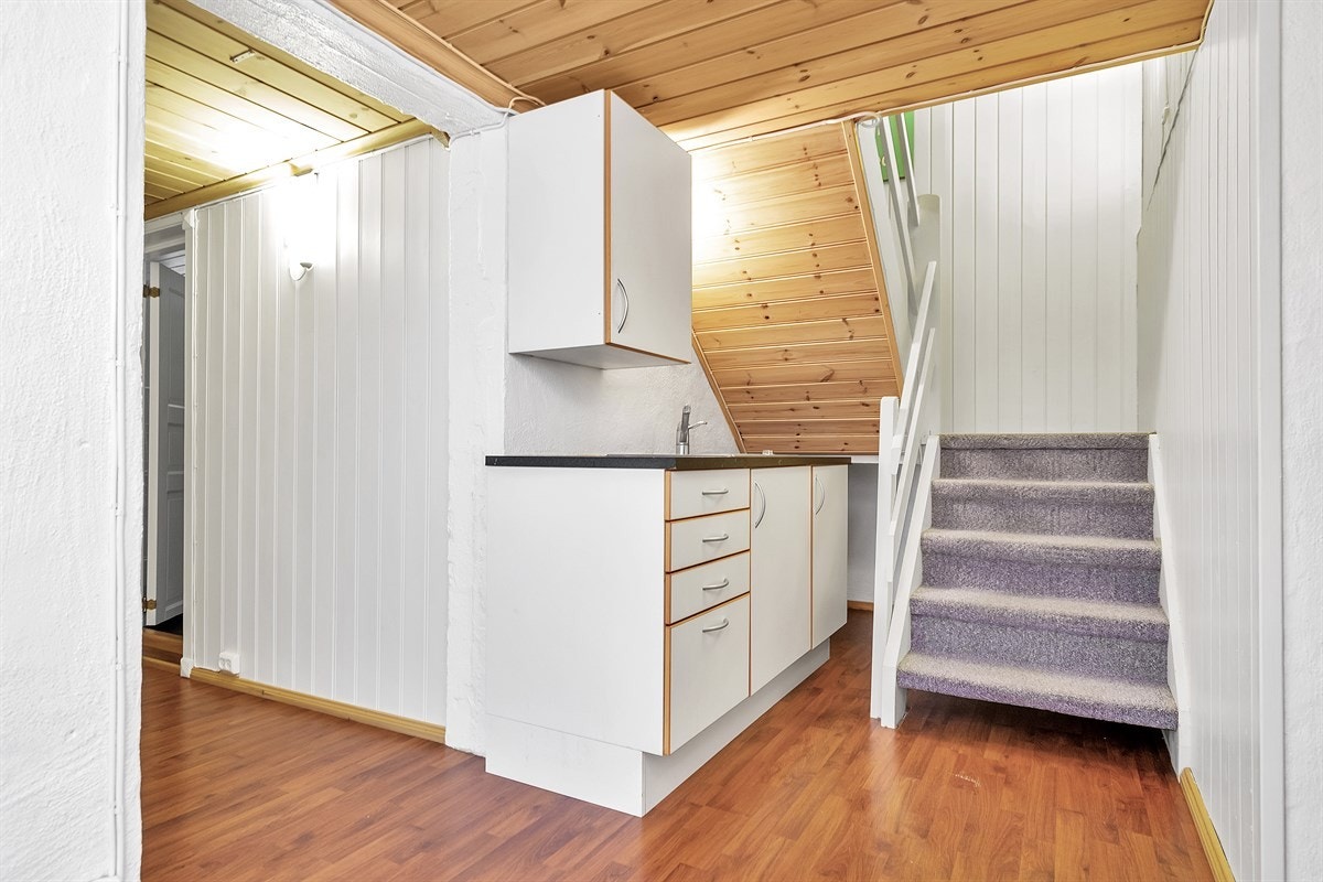 Kjøkkenkrok i kjeller. Det er egen inngang til kjelleren. Galleribilde