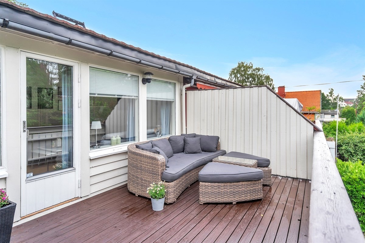 Usjenert og solrik veranda ut fra stuen Galleribilde