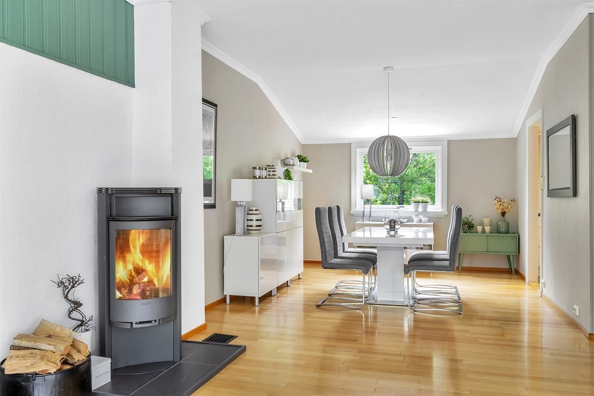 Stuen er lys og har plass til en stor spisestue rett ut fra kjøkken Galleribilde