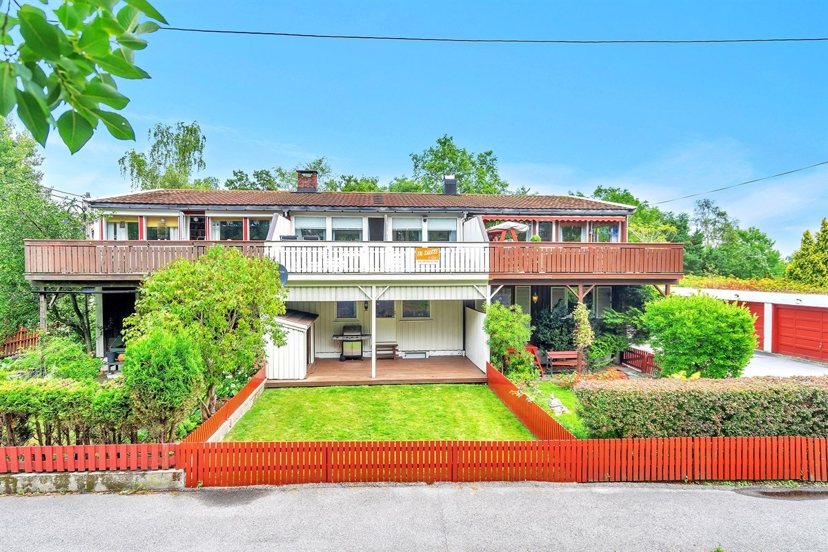 Koselig hage foran boligen Galleribilde