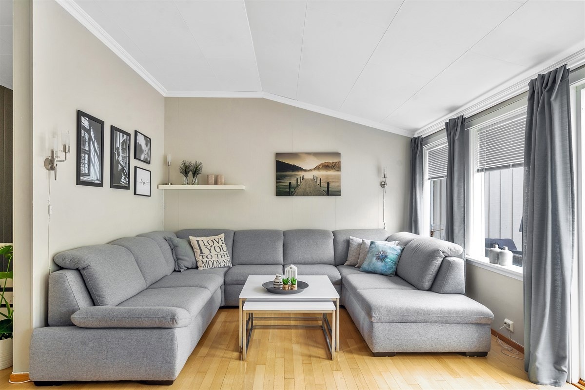 Vågsbygd / Auglandsbukta - Innholdsrikt rekkehus med sentral beliggenhet. Garasje. Fin standard - Exbo v/eiendomsmegler Terje Skaara Galleribilde