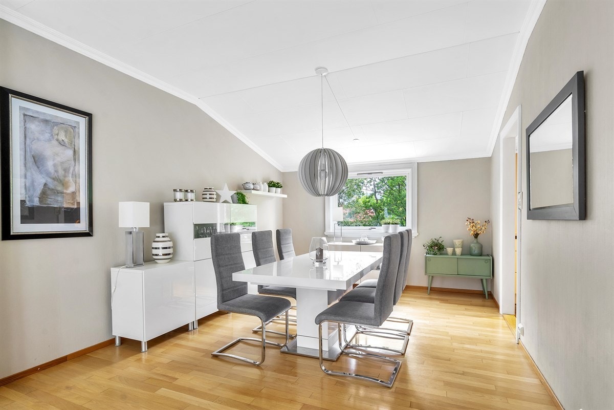 Vågsbygd / Auglandsbukta - Innholdsrikt rekkehus med sentral beliggenhet. Garasje. Fin standard - Exbo v/eiendomsmegler Terje Skaara Galleribilde