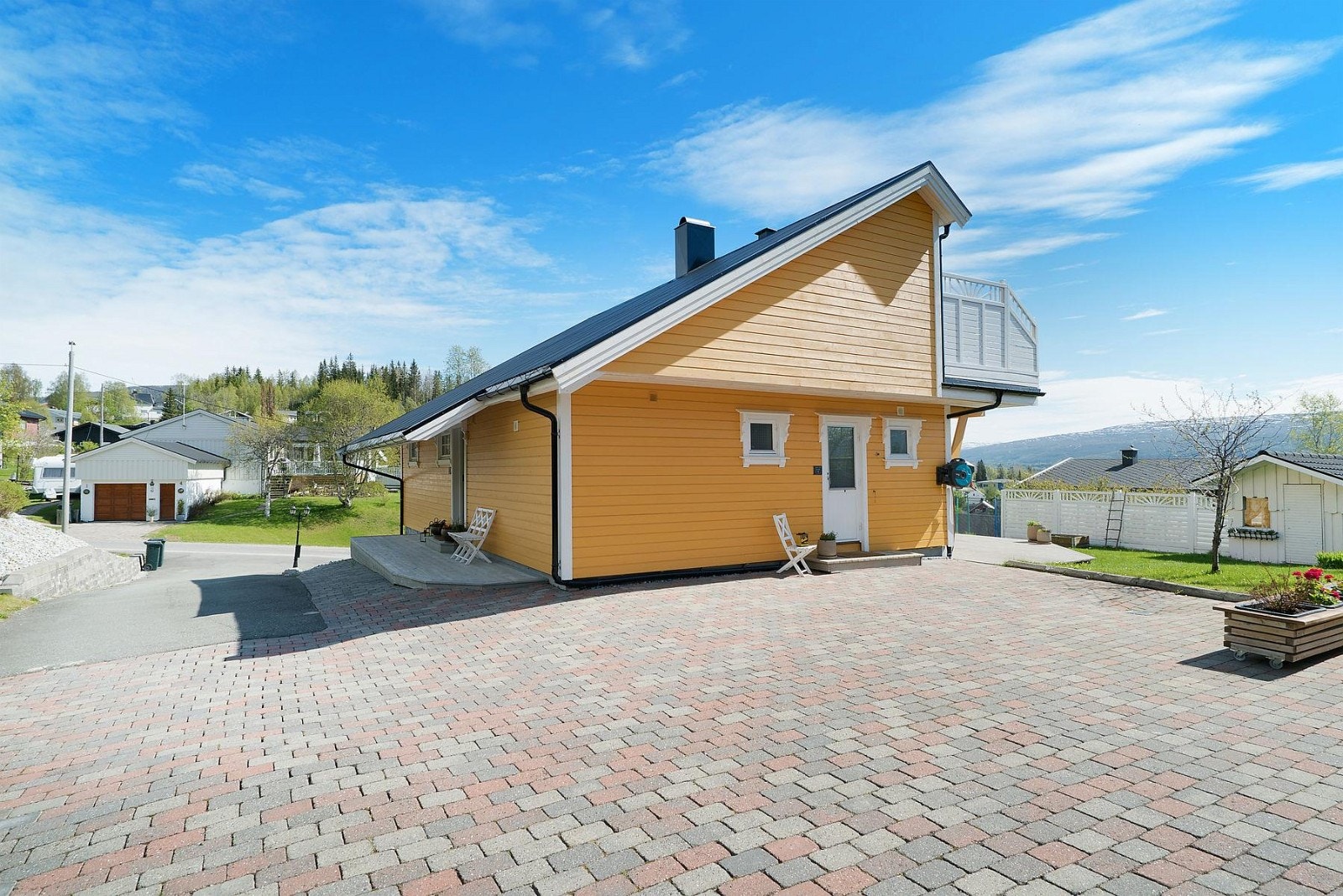 Stor steinlagt innkjørsel/ gårdsplass. Galleribilde