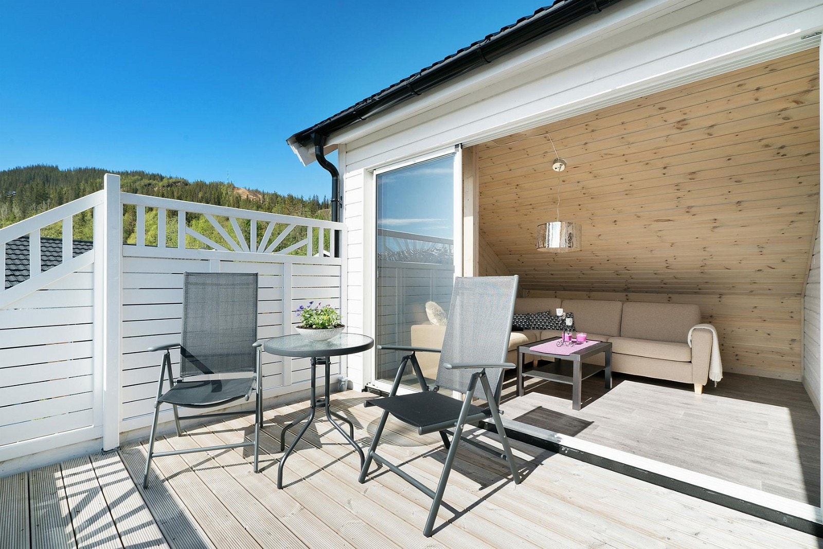 Balkongen i 2. etasje med stor åpning fra stue Galleribilde