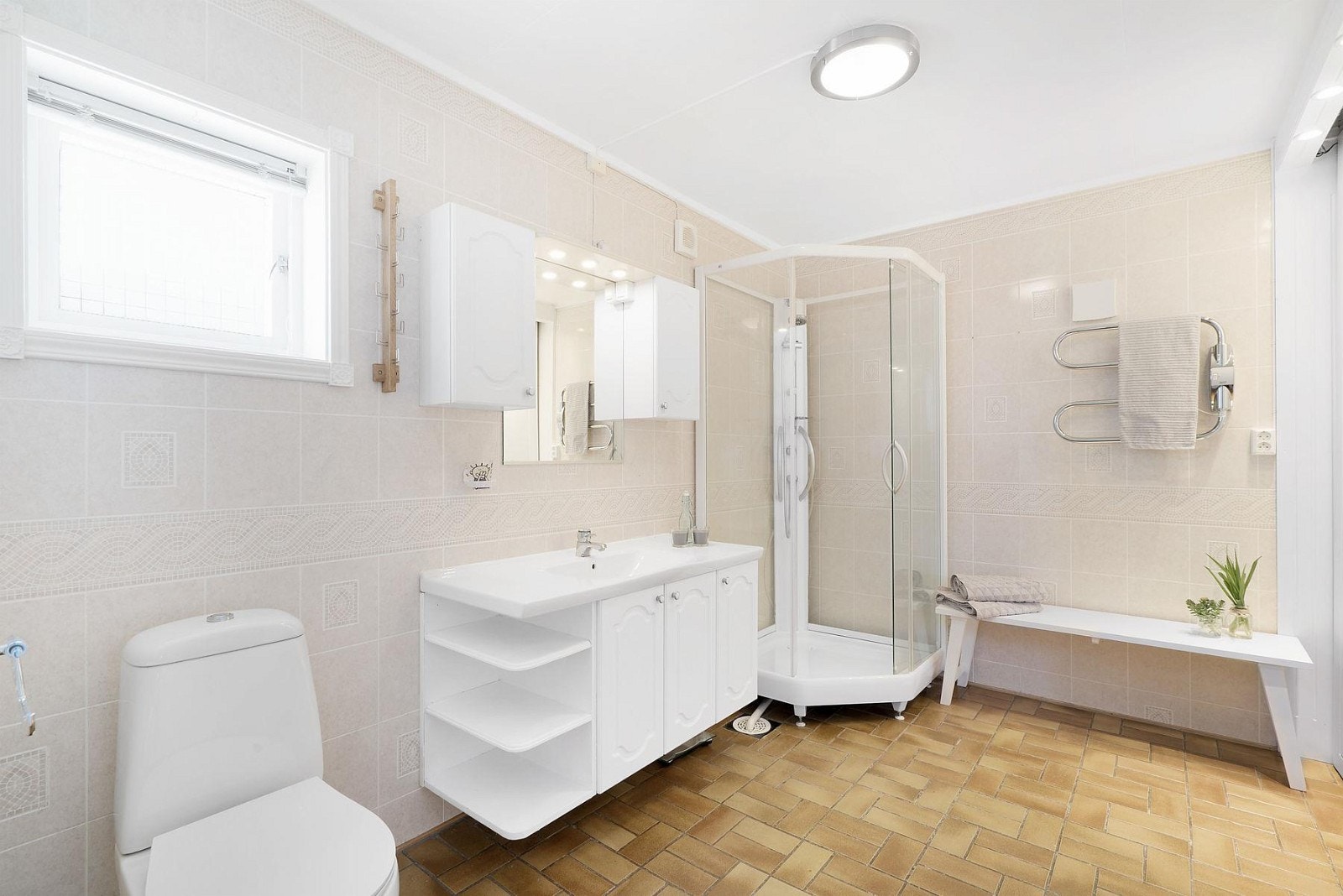 Bad Romslig med skyvedørsgarderobe. Galleribilde