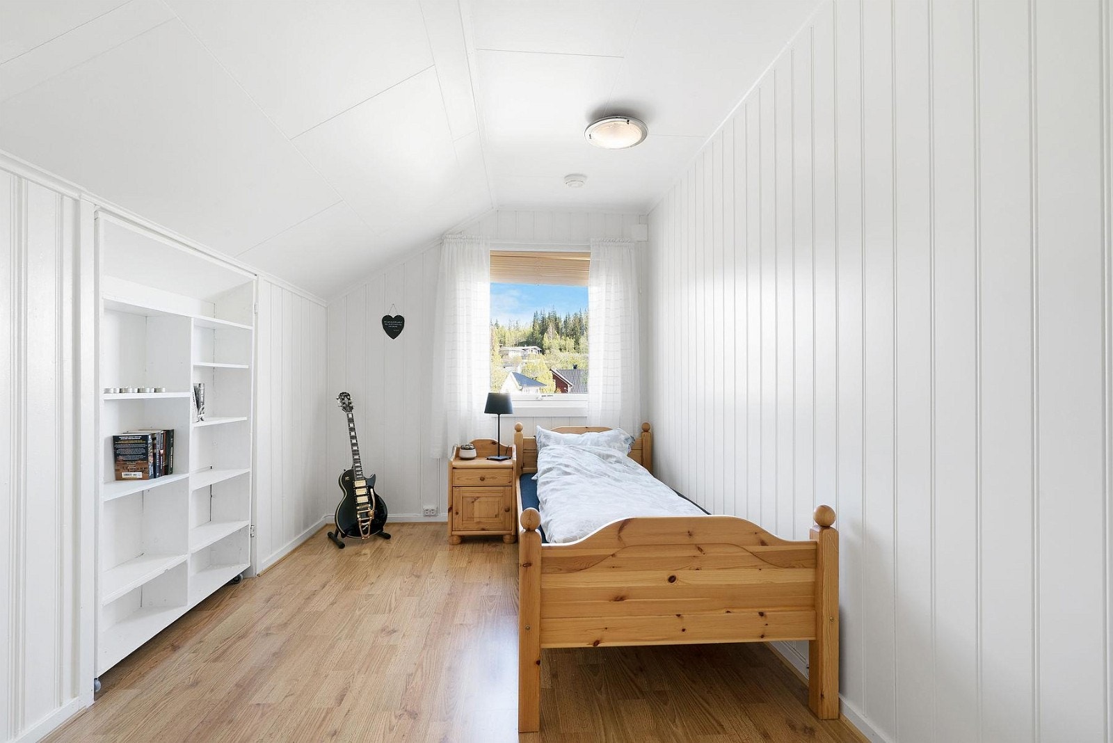 Sov 5 av 5. Beliggende i 2. etasje. Her er "skjult" adkomst til bod bak hylle. Galleribilde