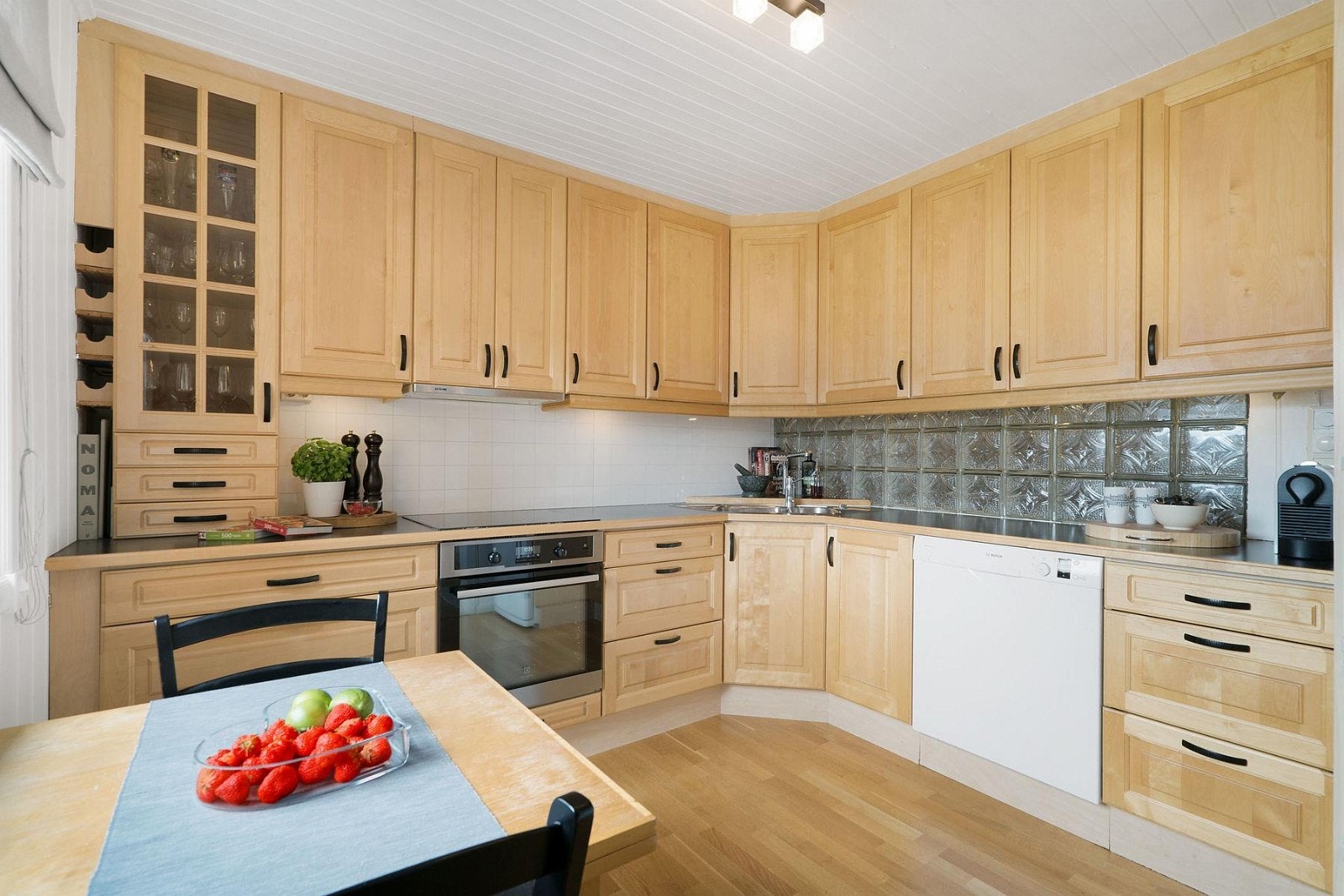 Romslig innredning med rikelig oppbevaringsplass. Galleribilde