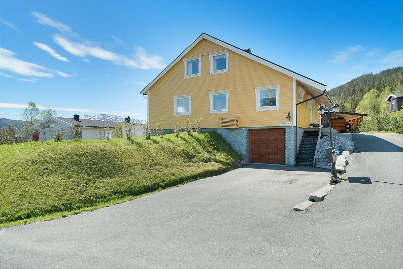 Garasje i sokkel. Galleribilde