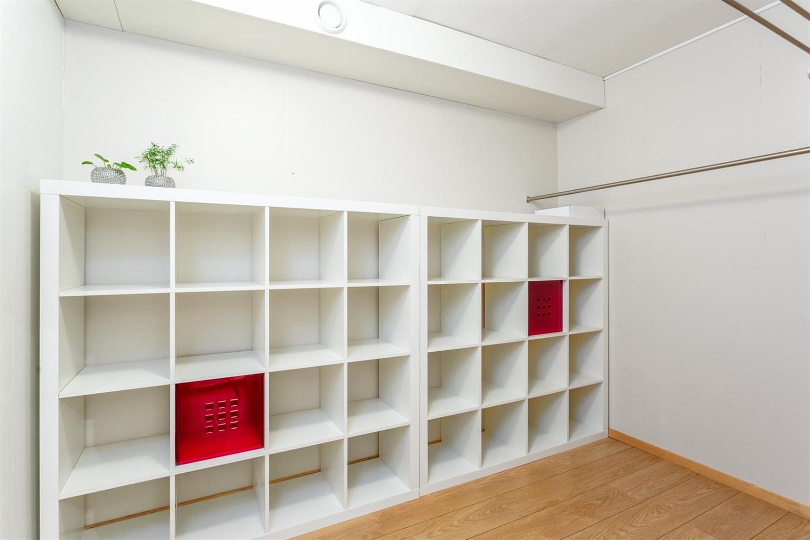 Bod ved entréen er praktisk både til bortsetning såvel som garderobe. Galleribilde