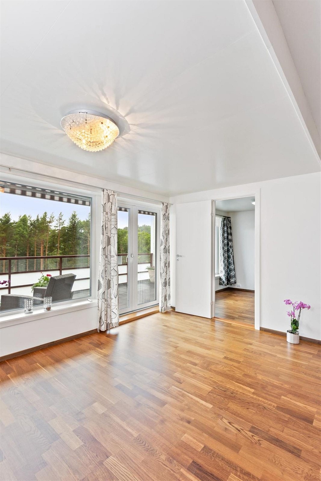 Stue med utgang til terrassen. Soverom til høyre i bildet. Galleribilde