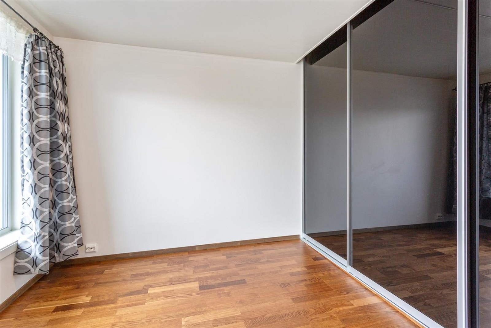 Skyvedørsgarderobe på soverommet. Galleribilde