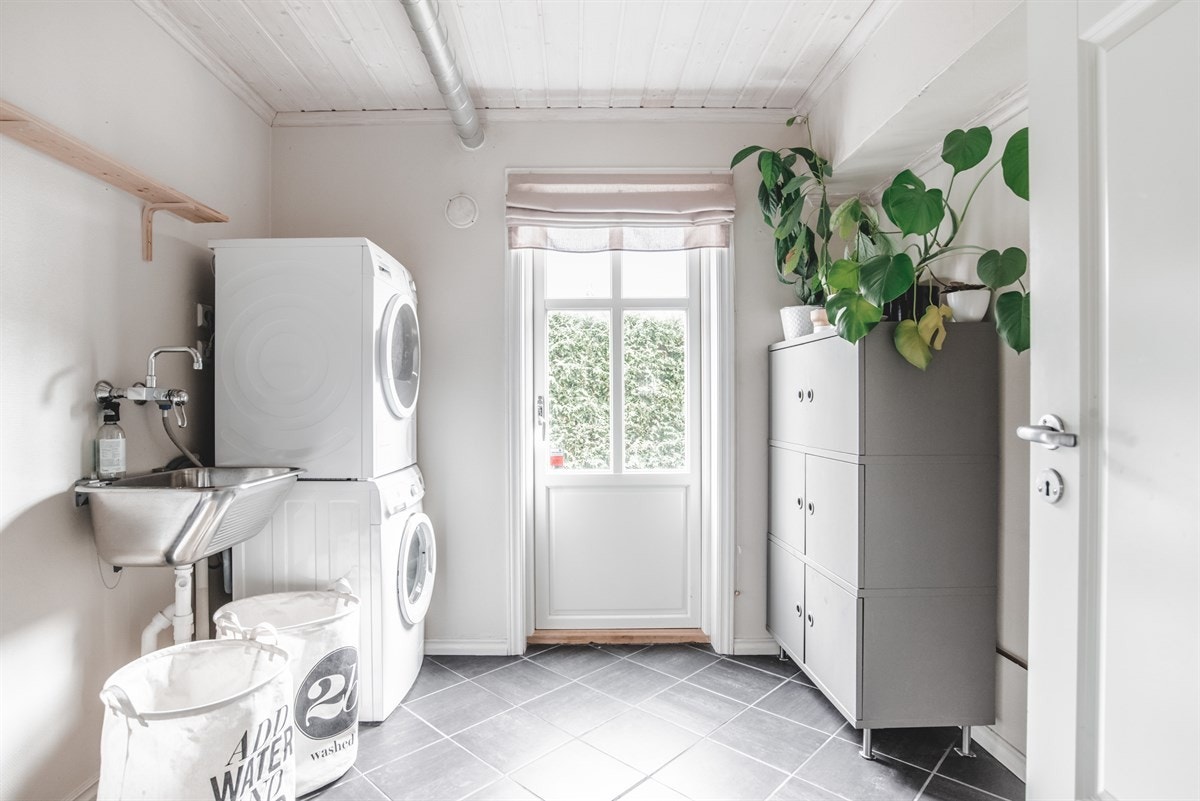 Vaskerom i 1.etg. Egen utgang gir rommet en egen dimensjon. Varme i gulv. Galleribilde