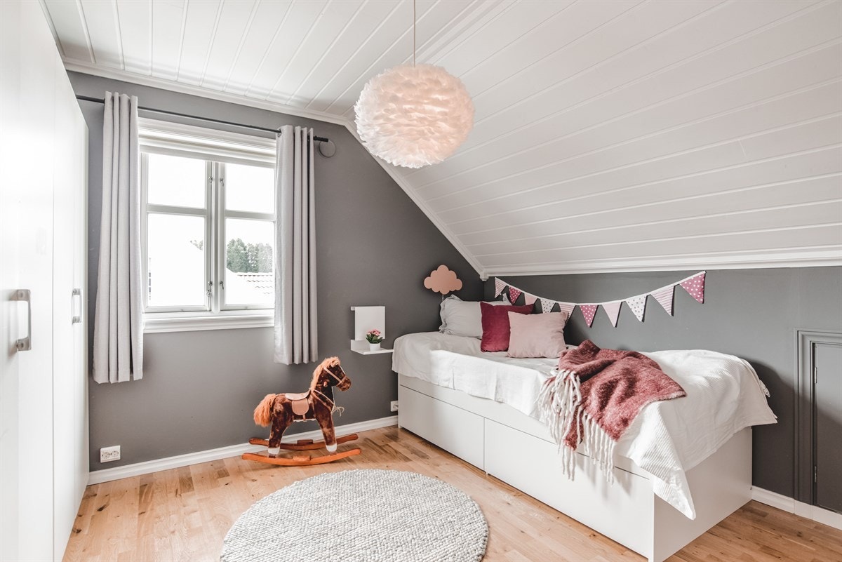 Soverom 2 er fint tilpasset som barnerom. Fin standard på rommet. Galleribilde