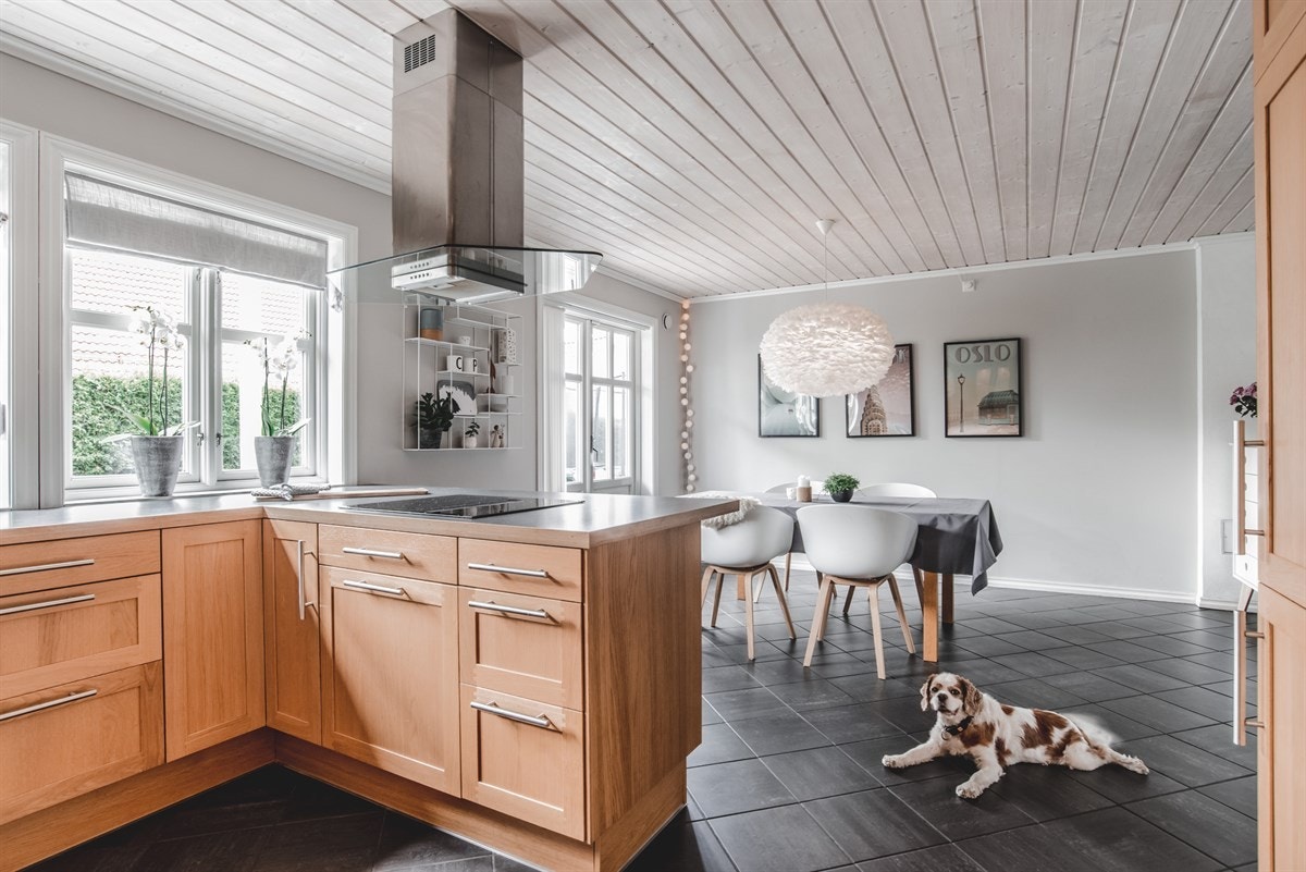 Størrelsen på kjøkken innbyr til familiemiddag. Galleribilde