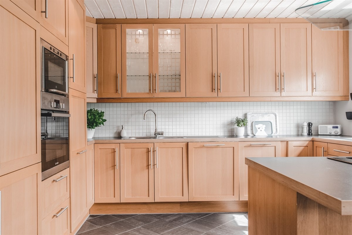 Kjøkken fra byggeår, men fortsatt velfungerende og innholdsrikt. Galleribilde