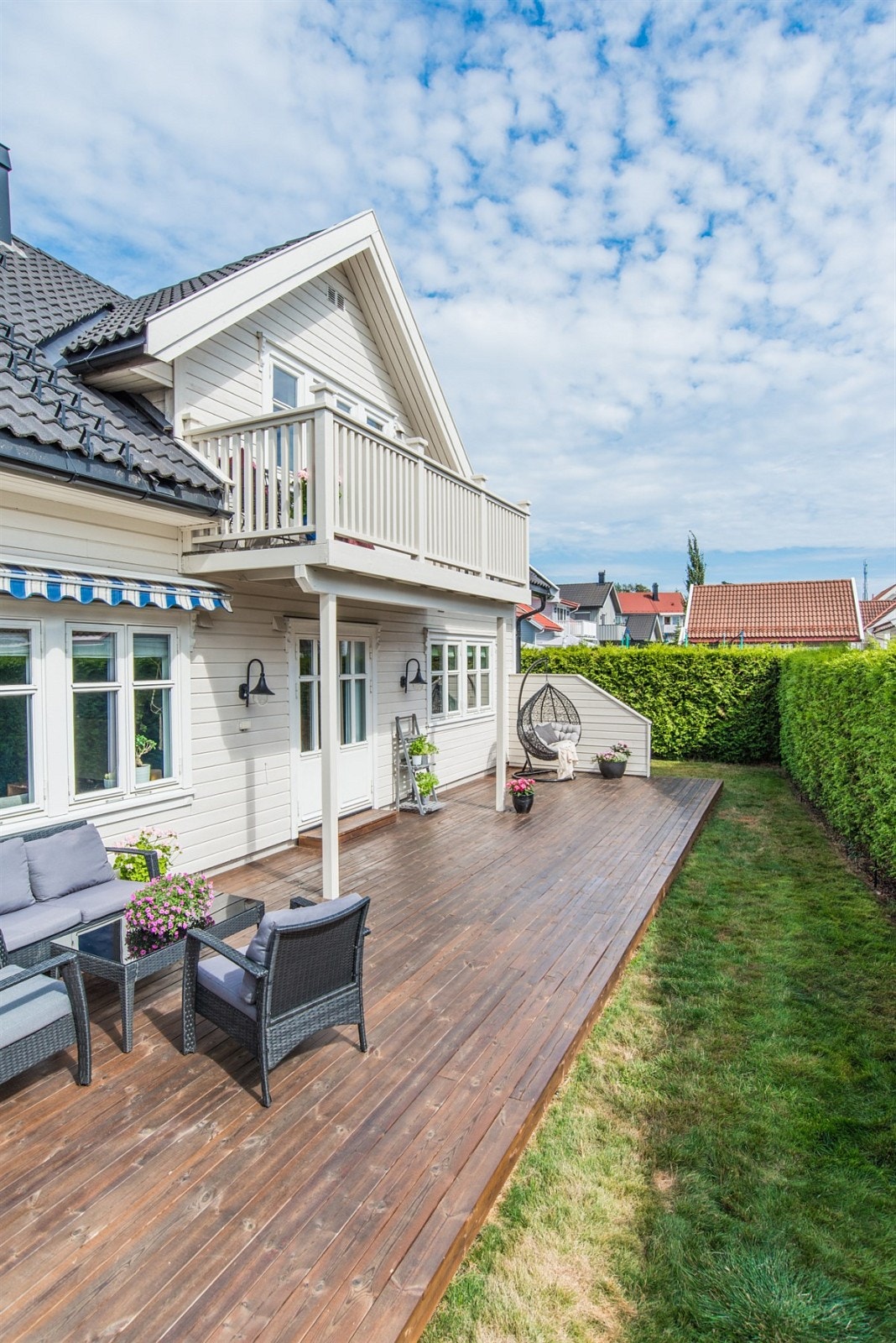 Terrasse med direkte tilknytning til hage. Galleribilde