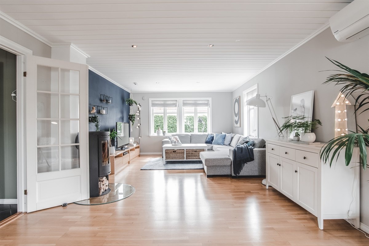 Stor stue med plass til flere sittegrupper. Galleribilde