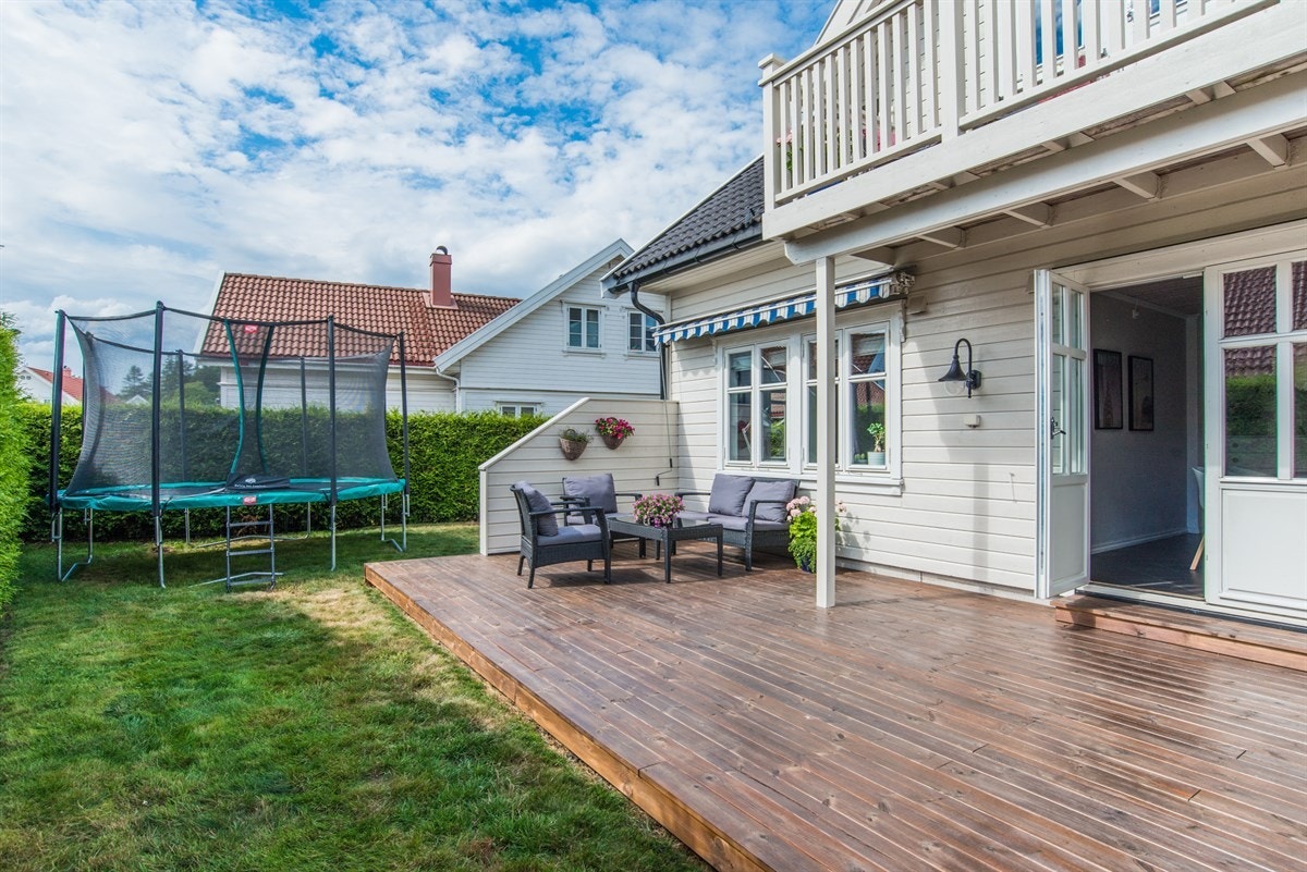 Stor og nyere terrasse på baksiden av huset. Galleribilde