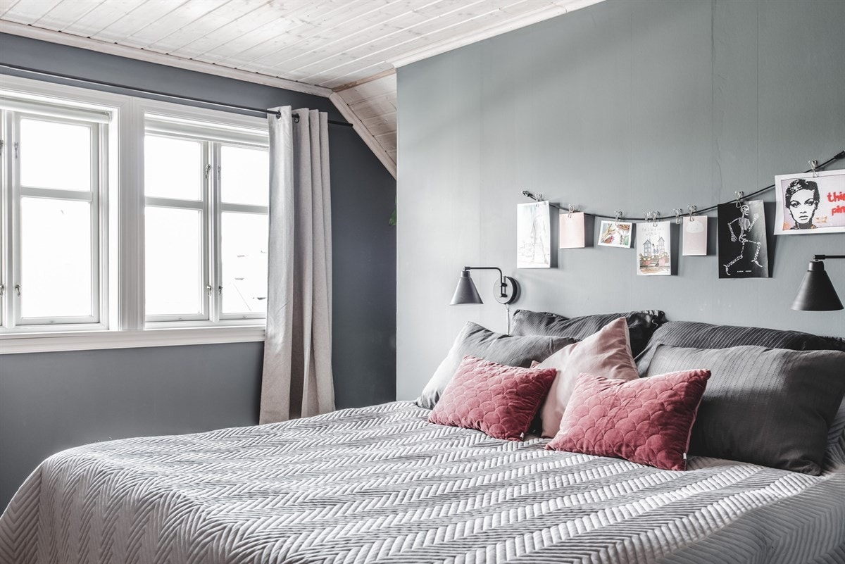 Hovedsoverom med god plass til dobbeltseng og lagring. Galleribilde
