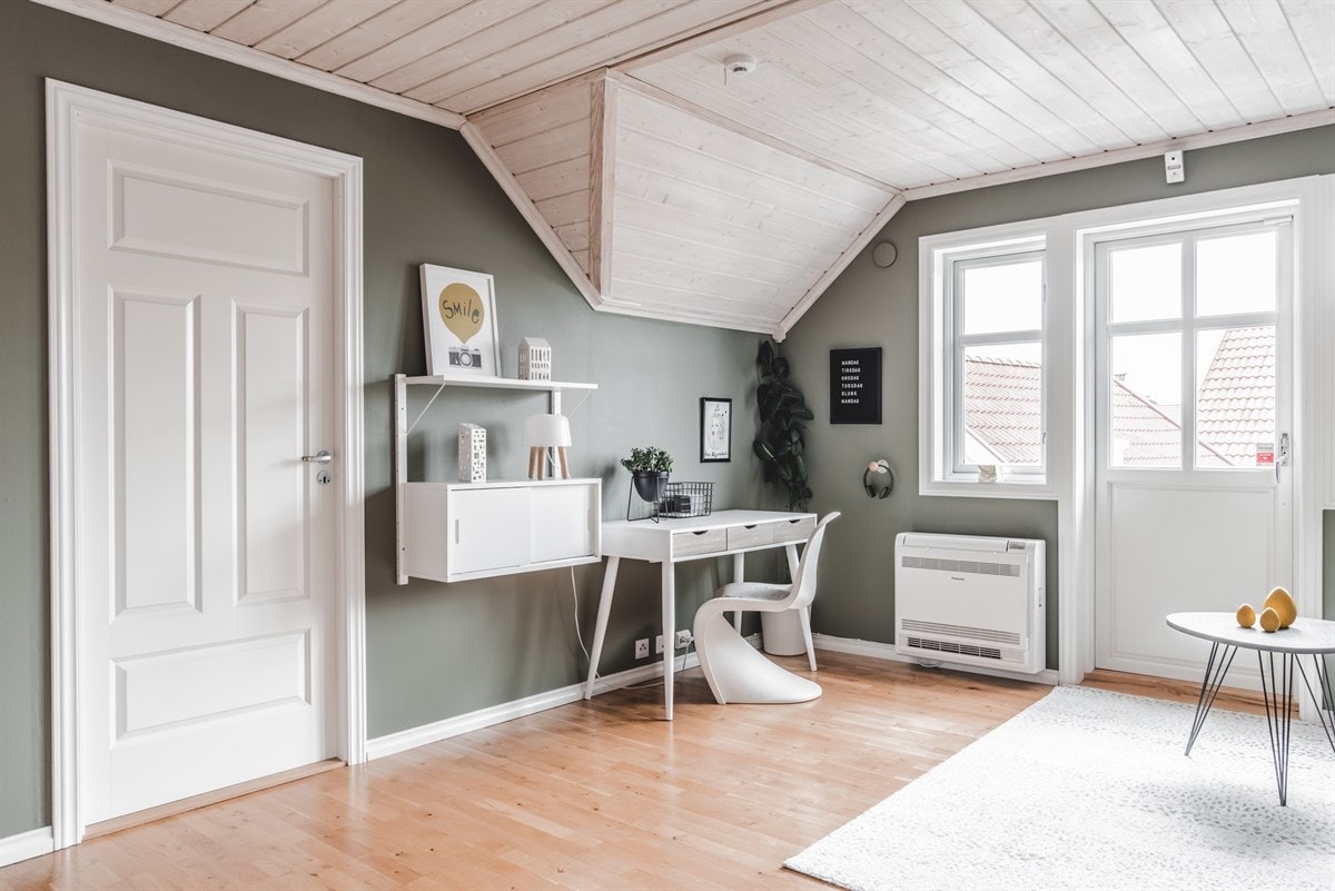 Loftstuen har utgang til luftebalkong. Galleribilde