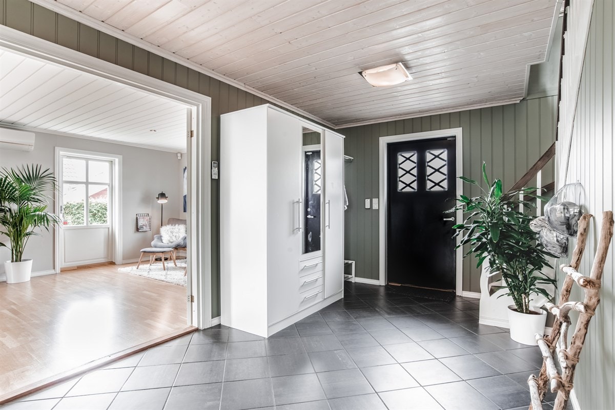 Stor og fin hall. Praktisk for familien å ha plass til klær, sko og barnevogn osv. Galleribilde