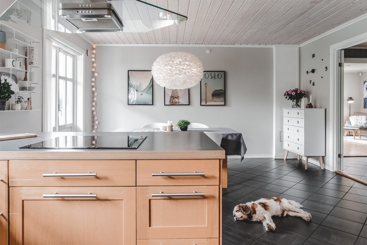 Kjøkken med mulighet for sosial matlaging. Det er gulvvarme i rommet. Galleribilde