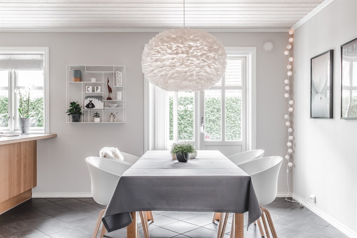 Flott spiseplass og praktisk utgang til terrasse. Galleribilde