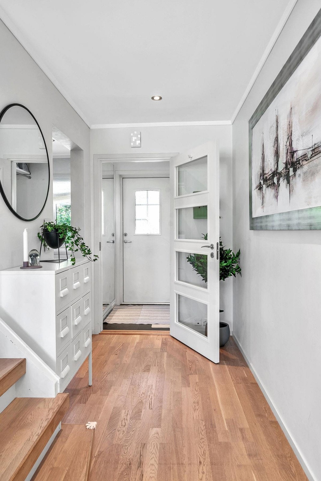 Vindfang og gang med plass til å henge fra seg yttertøy og sko Galleribilde