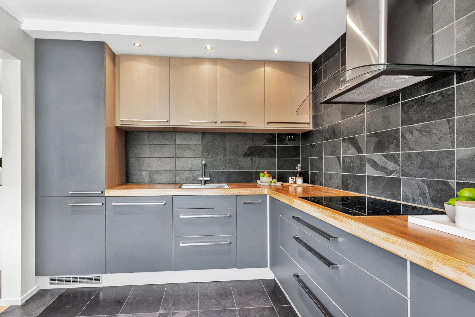 Lekkert kjøkken med integrerte hvitevarer Galleribilde