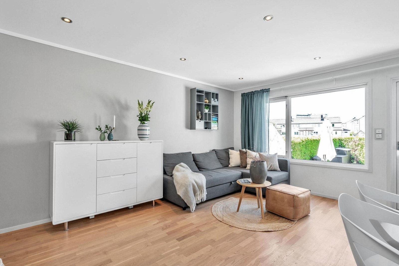 Plass til sofa med tilhørende møblement og spisebord Galleribilde