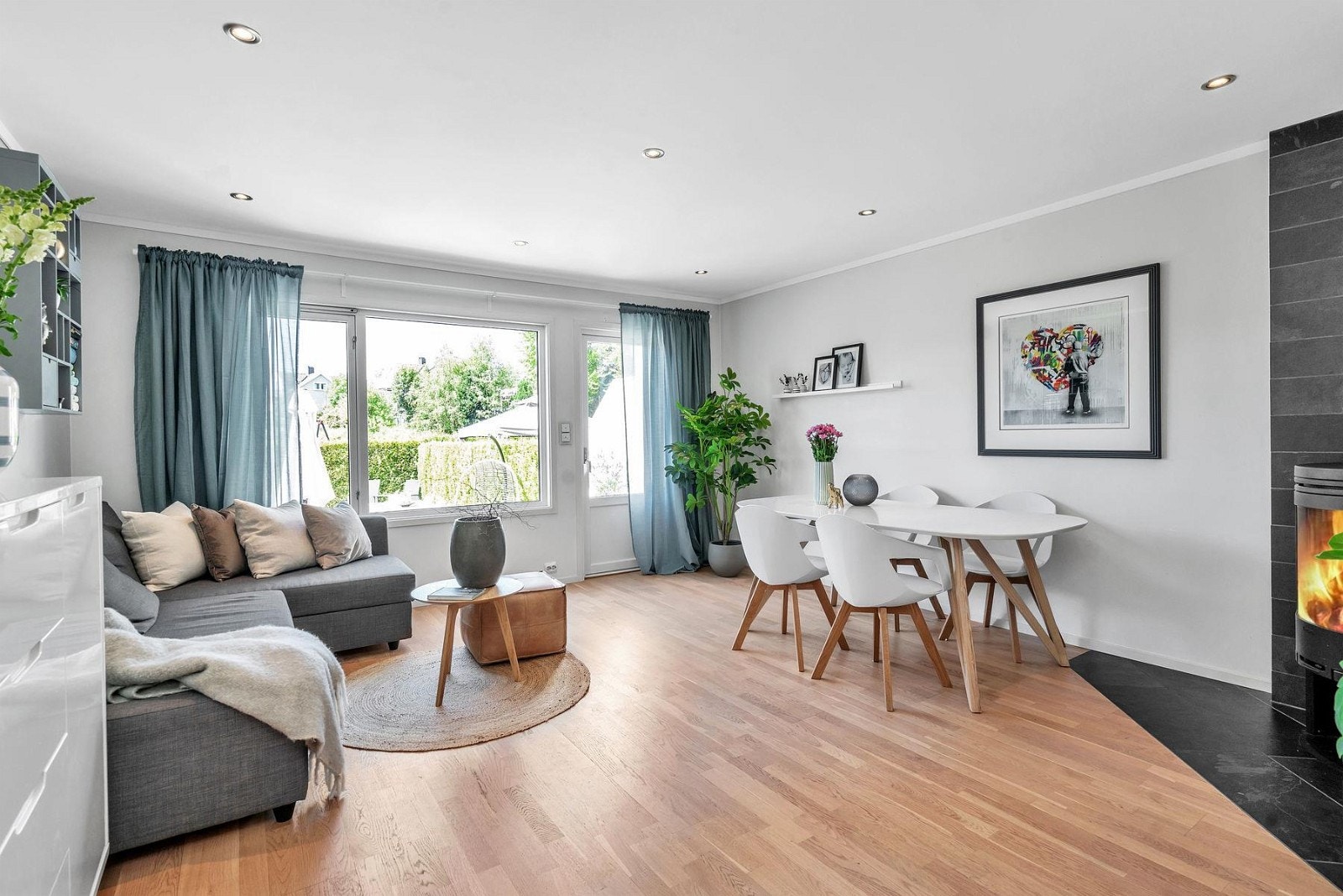 Fra stuen er det utgang til solrik terrasse Galleribilde