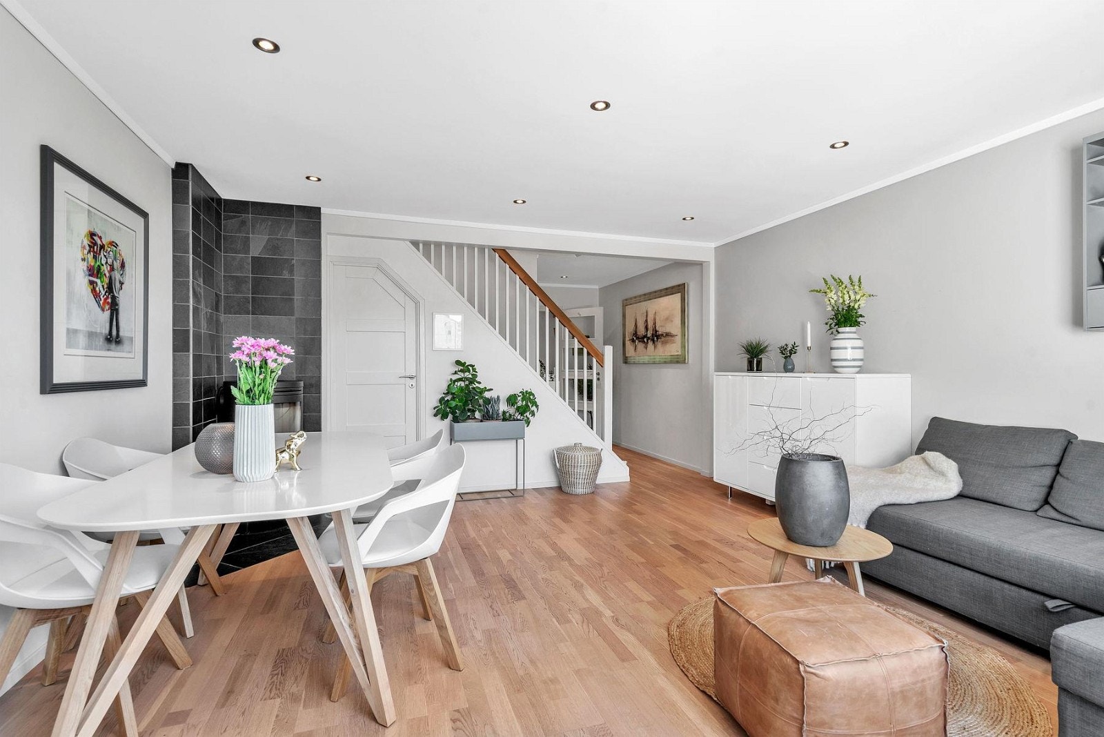 Lys og delikat stue med peis Galleribilde